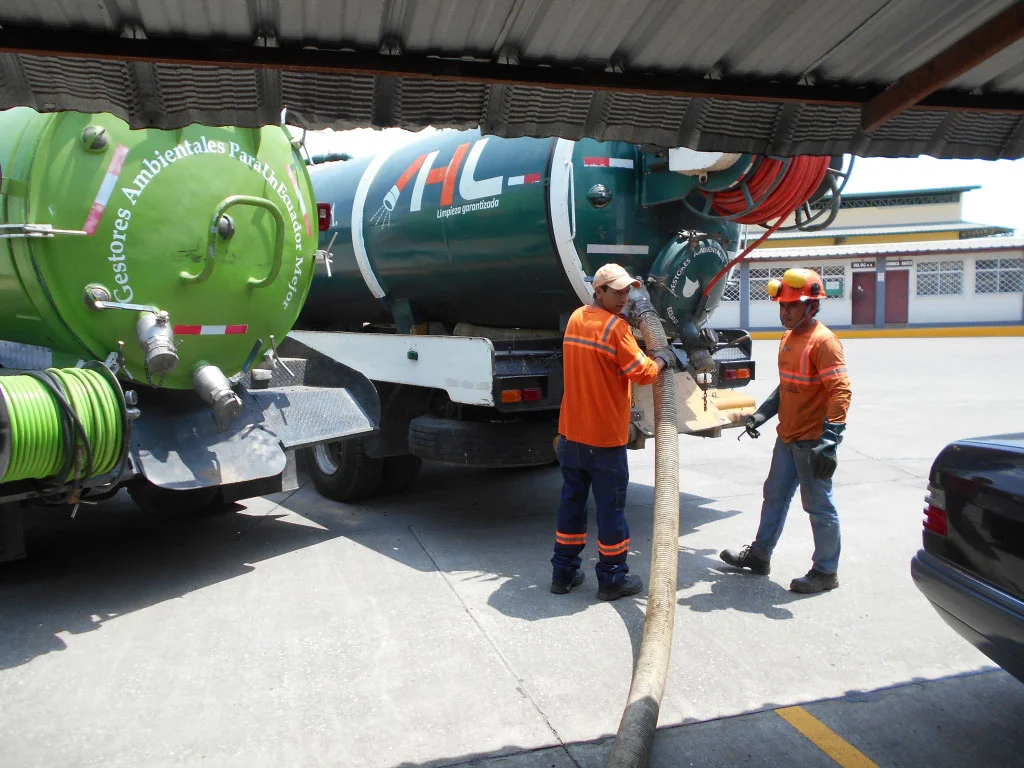 Personal de Hidrolimpio operando una unidad vacuum