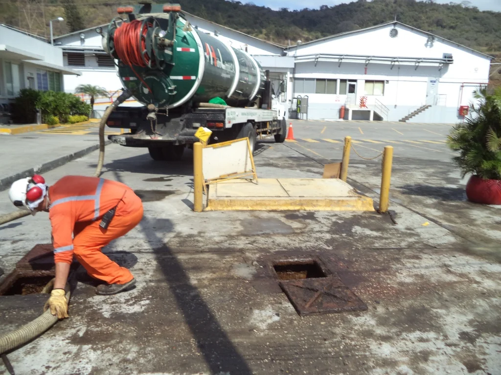 Servicio de Hidrolimpio en una instalación operativa